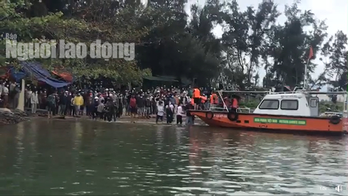 Chìm ca nô ở Quảng Nam, ít nhất 10 người chết - Ảnh 1.