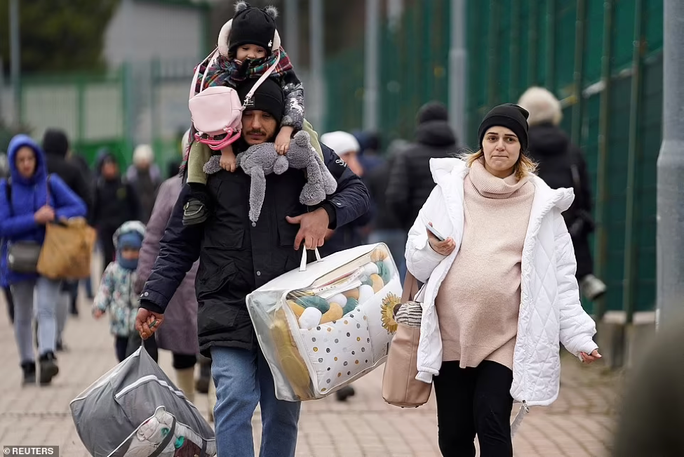 Người phụ nữ Ukraine bật khóc khi ra khỏi biên giới - Ảnh 5.