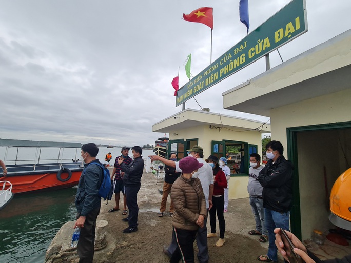 Chìm tàu ở Quảng Nam: Đưa được 35 người lên bờ, 13 người chết, còn 4 người mất tích - Ảnh 21.