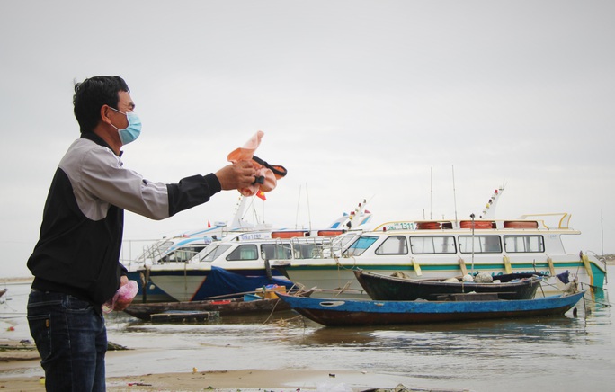 Sau vụ chìm ca nô ở Cửa Đại: Lấy ý kiến lái tàu về độ an toàn của ca nô mui kín - Ảnh 1.