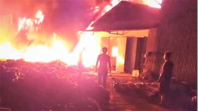 Cháy lớn trong đêm, thiêu rụi xưởng sơ chế cà phê ở Lâm Đồng - Ảnh 2.