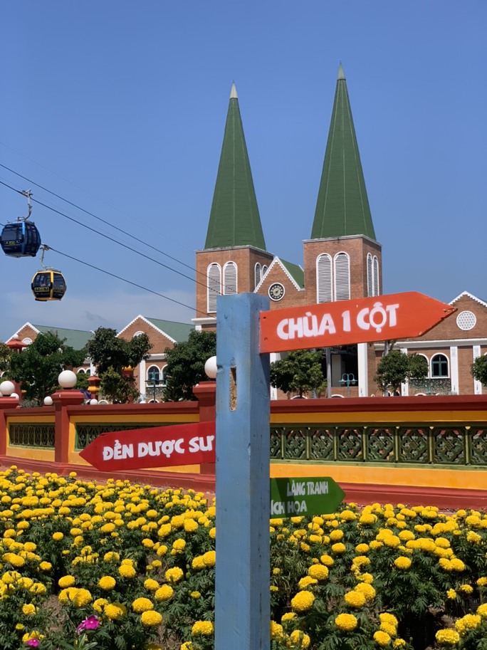Giới trẻ đổ xô đi lễ chùa đầu năm tại Cáp treo Núi Sam - Ảnh 7. Giới trẻ đổ xô đi lễ chùa đầu năm tại Cáp treo Núi Sam - Ảnh 7.