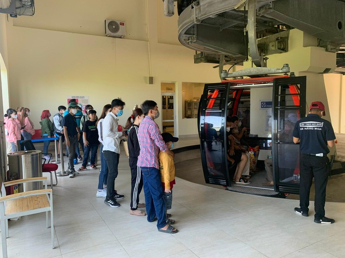 Giới trẻ đổ xô đi lễ chùa đầu năm tại Cáp treo Núi Sam - Ảnh 3. Giới trẻ đổ xô đi lễ chùa đầu năm tại Cáp treo Núi Sam - Ảnh 3.