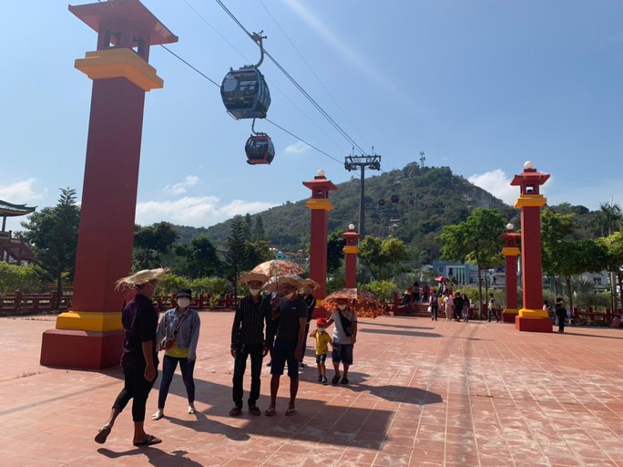 Giới trẻ đổ xô đi lễ chùa đầu năm tại Cáp treo Núi Sam - Ảnh 4. Giới trẻ đổ xô đi lễ chùa đầu năm tại Cáp treo Núi Sam - Ảnh 4.