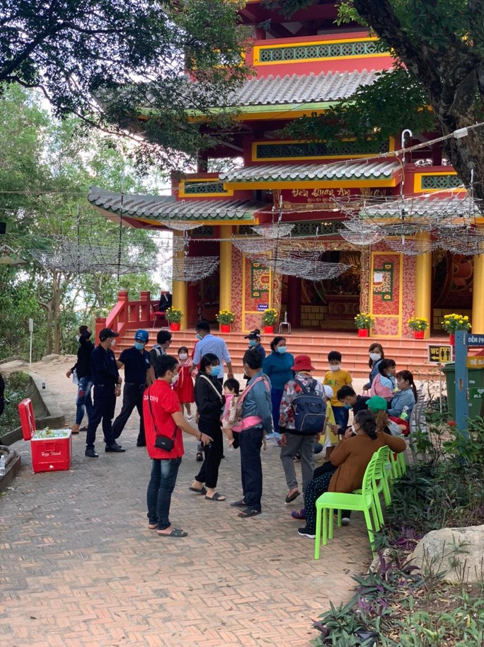 Giới trẻ đổ xô đi lễ chùa đầu năm tại Cáp treo Núi Sam - Ảnh 5. Giới trẻ đổ xô đi lễ chùa đầu năm tại Cáp treo Núi Sam - Ảnh 5.