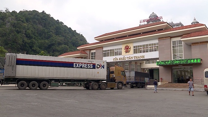 Hơn 100 xe hàng xuất đi Trung Quốc qua các cửa khẩu ở Lạng Sơn dịp đầu năm - Ảnh 1.