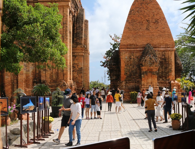 Nghẹt du khách ở Nha Trang và Huế - Ảnh 3.