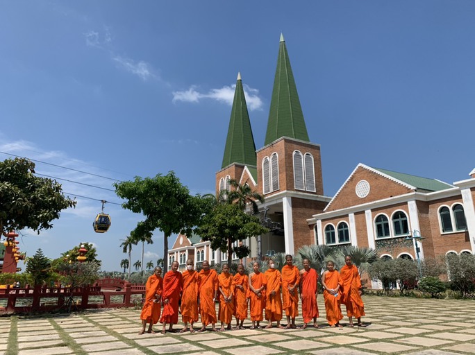 Đoàn Tăng sư quốc tế đến Cáp treo Núi Sam - Ảnh 1. Đoàn Tăng sư quốc tế đến Cáp treo Núi Sam - Ảnh 1.