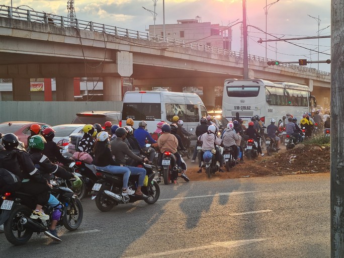 Du khách rời Đà Lạt, Đồng Nai ùn tắc ở cầu vượt Dầu Giây - Ảnh 6.