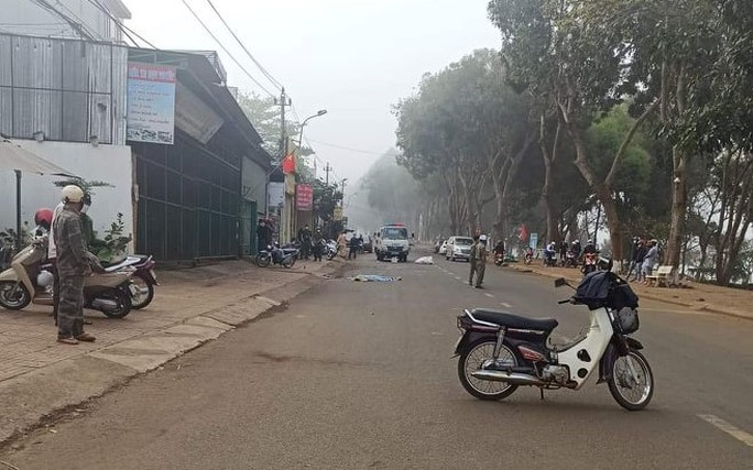 Xe taxi tông chết người đàn ông đắp chăn nằm giữa đường - Ảnh 1.