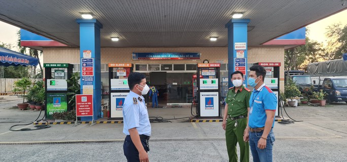 An Giang: Nhiều cửa hàng xăng dầu bán “nhỏ giọt” cho khách hàng - Ảnh 3.