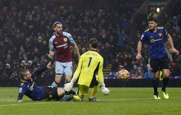 Bị Burnley chia điểm, Man United văng Top 4 Ngoại hạng - Ảnh 5.