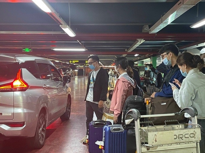 Phó Thủ tướng yêu cầu khắc phục tình trạng cò mồi, taxi dù tại các sân bay - Ảnh 1.