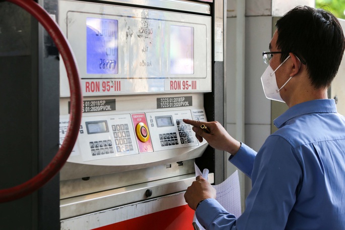 Nhiều người tranh thủ đổ đầy bình trước khi xăng tăng giá - Ảnh 2.