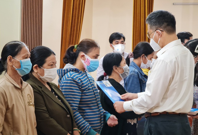 Đà Nẵng: Hàng trăm trường hợp khó khăn được nhận sổ BHXH, BHYT - Ảnh 1.