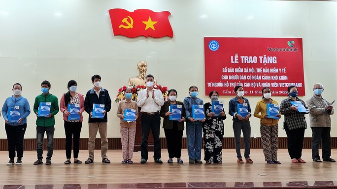 Đà Nẵng: Hàng trăm trường hợp khó khăn được nhận sổ BHXH, BHYT - Ảnh 2.