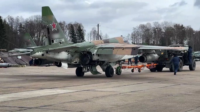 Ly kỳ chiến Su-25 Nga trúng tên lửa vẫn về căn cứ an toàn - Ảnh 1.