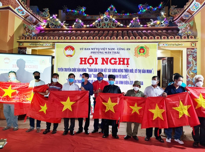 Tại Lăng Ngư Ông, ngư dân Đà Nẵng xúc động nhận cờ Tổ quốc - Ảnh 9.