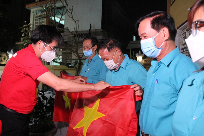 Tại Lăng Ngư Ông, ngư dân Đà Nẵng xúc động nhận cờ Tổ quốc - Ảnh 5.
