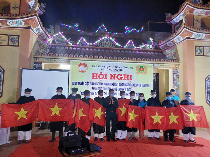 Tại Lăng Ngư Ông, ngư dân Đà Nẵng xúc động nhận cờ Tổ quốc - Ảnh 10.