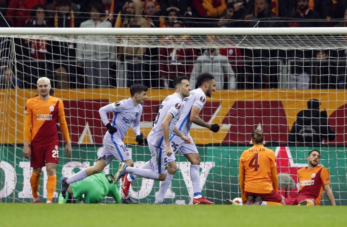 Ngược dòng loại Galatasaray, Barcelona đoạt vé tứ kết Europa League - Ảnh 5.