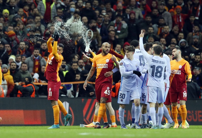 Ngược dòng loại Galatasaray, Barcelona đoạt vé tứ kết Europa League - Ảnh 6.