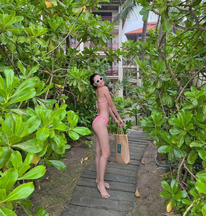 Hoa hậu Trần Tiểu Vy diện bikini, trở thành đề tài bình luận của cư dân mạng - Ảnh 3.
