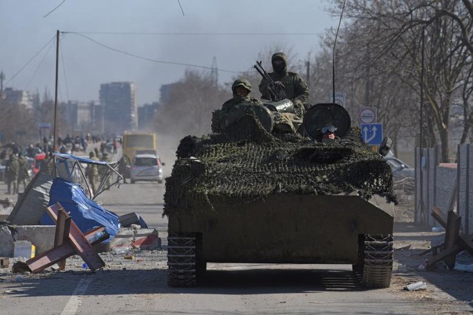 Nga tiết lộ âm mưu tấn công dàn dựng, Ukraine mất liên lạc với Mariupol - Ảnh 1.