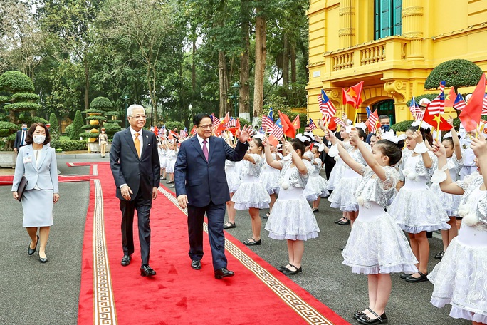 Thủ tướng Phạm Minh Chính đón, hội đàm với Thủ tướng Malaysia - Ảnh 1.