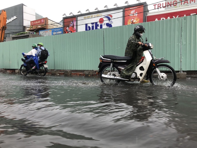 Nhiều đường ở TP HCM ngập nước, cảnh báo mưa giông tại các quận trung tâm - Ảnh 4.