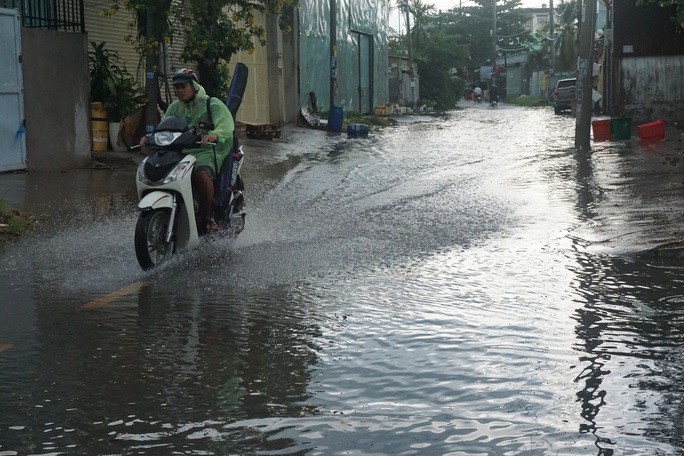 Nhiều đường ở TP HCM ngập nước, cảnh báo mưa giông tại các quận trung tâm - Ảnh 5.