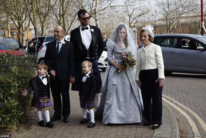 Hình ảnh đám cưới trong tù của ông chủ WikiLeaks - Ảnh 9.