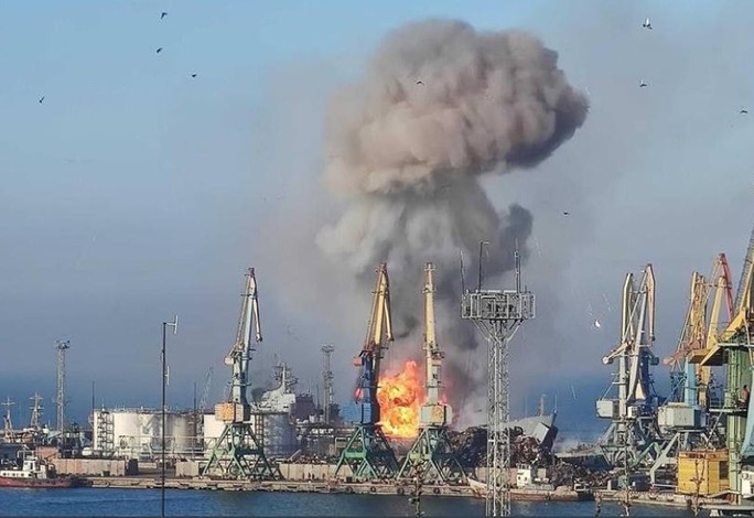 Nga tuyên bố kiểm soát TP Izyum, Ukraine nói phá hủy tàu đổ bộ Nga - Ảnh 3.