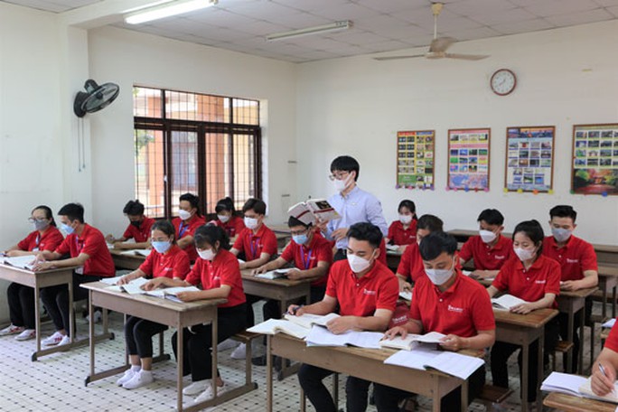 Ra nước ngoài làm việc: Không phải chỉ kiếm tiền - Ảnh 2.