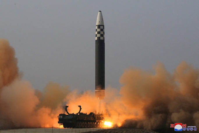 Tên lửa Triều Tiên lại khiến Tổng thống Mỹ đau đầu - Ảnh 1.