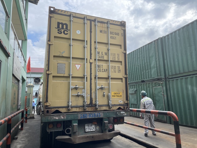 Cận cảnh tiêu hủy 357 container hàng không đủ điều kiện nhập khẩu - Ảnh 6.