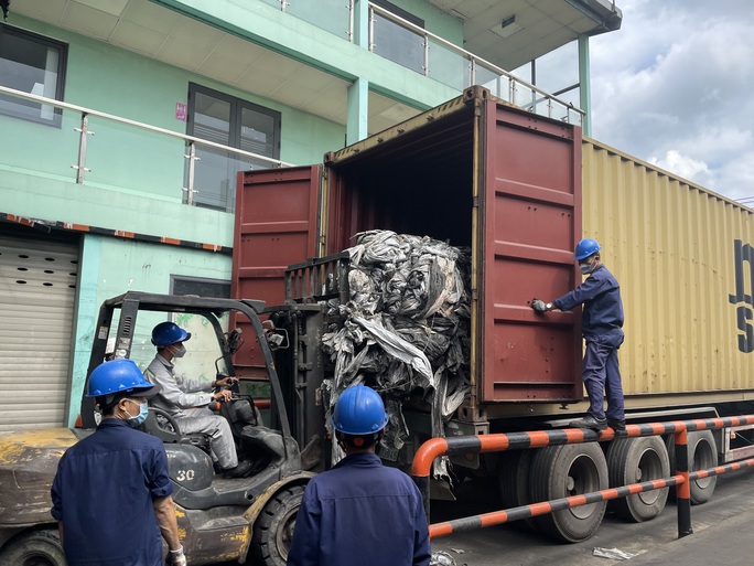 Cận cảnh tiêu hủy 357 container hàng không đủ điều kiện nhập khẩu - Ảnh 8.