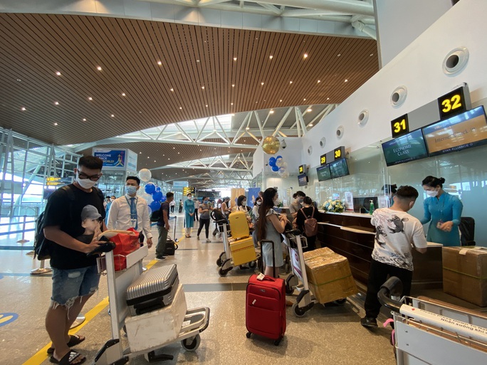 Đón 2 chuyến bay quốc tế đầu tiên chở khách du lịch đến Đà Nẵng - Ảnh 4.
