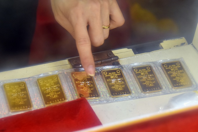 Giá vàng hôm nay 24-4: Chốt tuần, vàng SJC tăng vượt xa 70 triệu đồng/lượng - Ảnh 1.