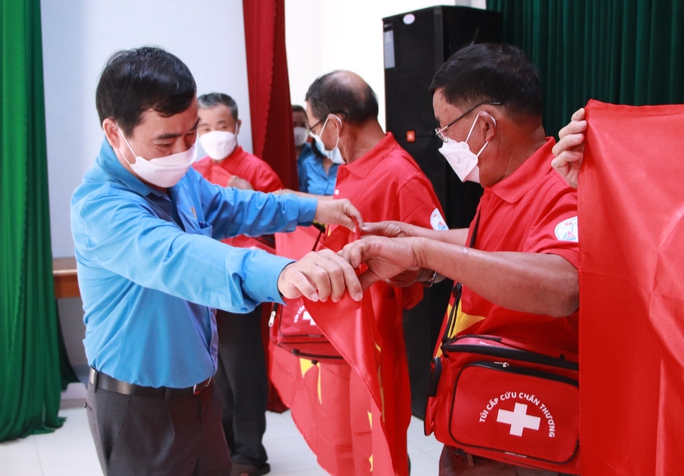 Trao thêm 1.000 lá cờ Tổ quốc cho ngư dân tỉnh Quảng Nam - Ảnh 6.