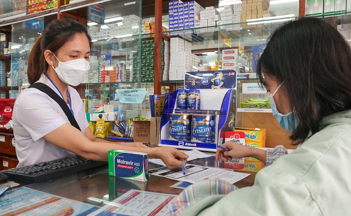Người dân mua thuốc Molravir điều trị Covid-19 theo chỉ định của bác sĩ tại nhà thuốc FPT Long Châu trên đường Hai Bà Trưng, quận 3 - ảnh Hoàng Triều_2