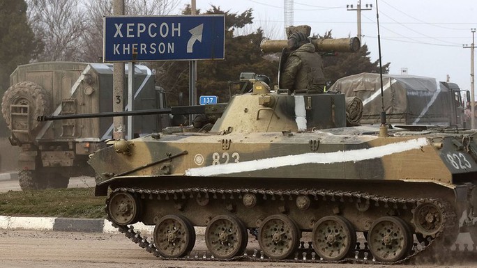 Đoàn xe quân sự Nga đình trệ, thành phố đầu tiên của Ukraine thất thủ - Ảnh 2.