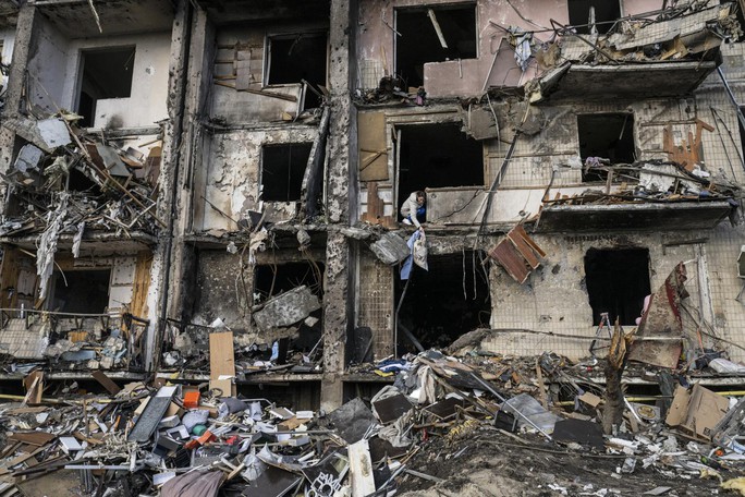Các thành phố Ukraine đang chìm trong khói lửa - Ảnh 3.