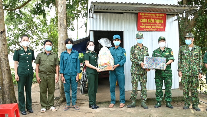 Phụ nữ biên phòng gác lại việc nhà, chung tay chống dịch - Ảnh 5.