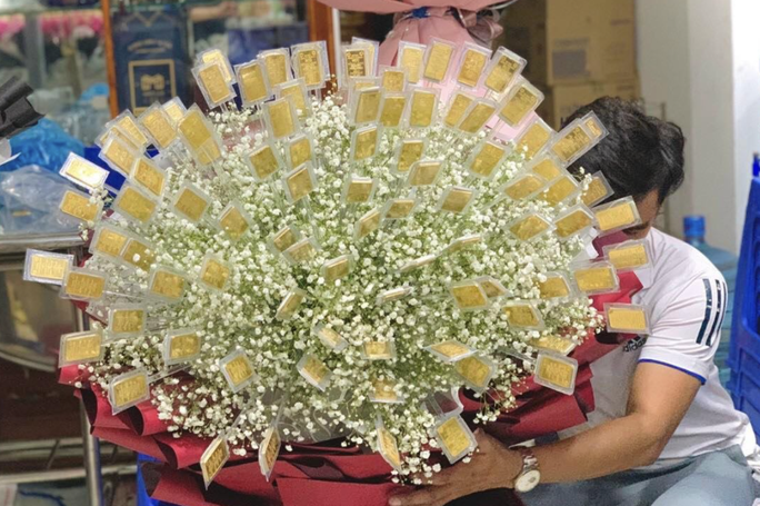 Sự thật vụ đại gia tặng vợ bó hoa 100 cây vàng 9999 dịp 8-3 - Ảnh 1.