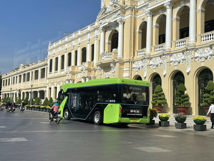 Cận cảnh tuyến xe buýt điện ở TP HCM sẽ lăn bánh ngày mai - Ảnh 6.