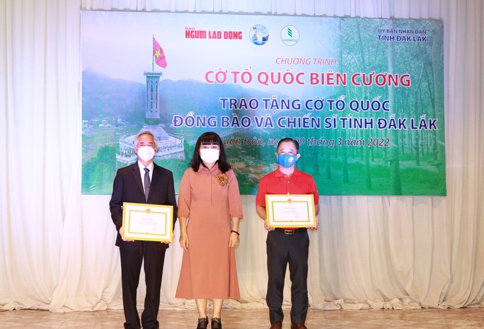 Trao tặng 10.000 lá cờ Tổ quốc cho đồng bào, chiến sĩ vùng biên giới thuộc tỉnh Đắk Lắk - Ảnh 3.