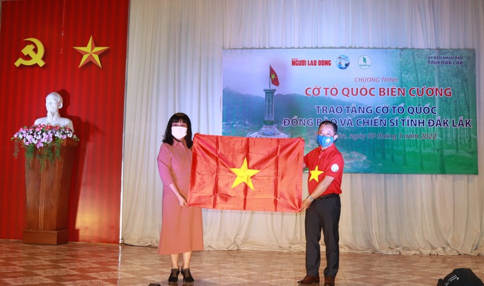 Trao tặng 10.000 lá cờ Tổ quốc cho đồng bào, chiến sĩ vùng biên giới thuộc tỉnh Đắk Lắk - Ảnh 2.