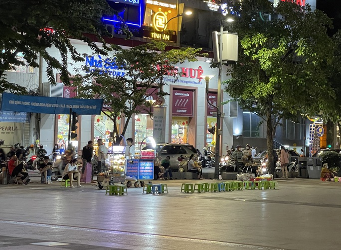CLIP: Giật mình cảnh nhếch nhác về đêm ở công viên bến Bạch Đằng, phố đi bộ Nguyễn Huệ - Ảnh 10.