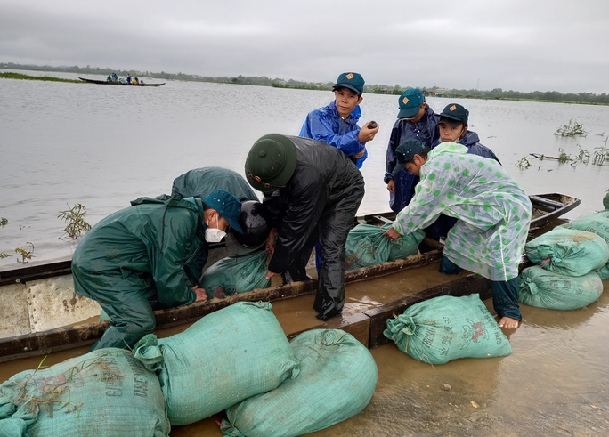 Thừa Thiên - Huế: Mưa trắng trời, nhiều nơi bị ngập, bộ đội dầm mình trong nước cứu lúa giúp dân - Ảnh 2.